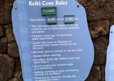Show the rules and hours of the Keiki Cove Splash Zone (English)